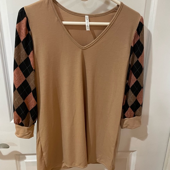 Checkered Sleeve V-Neck Top - Picture 8 of 11